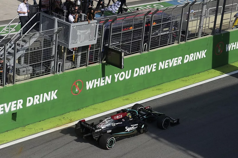 Lewis Hamilton, Mercedes W12, 1&ordf; posici&oacute;n, cruza la l&iacute;nea de meta para ganar