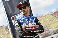 Larson z pole position w Daytonie