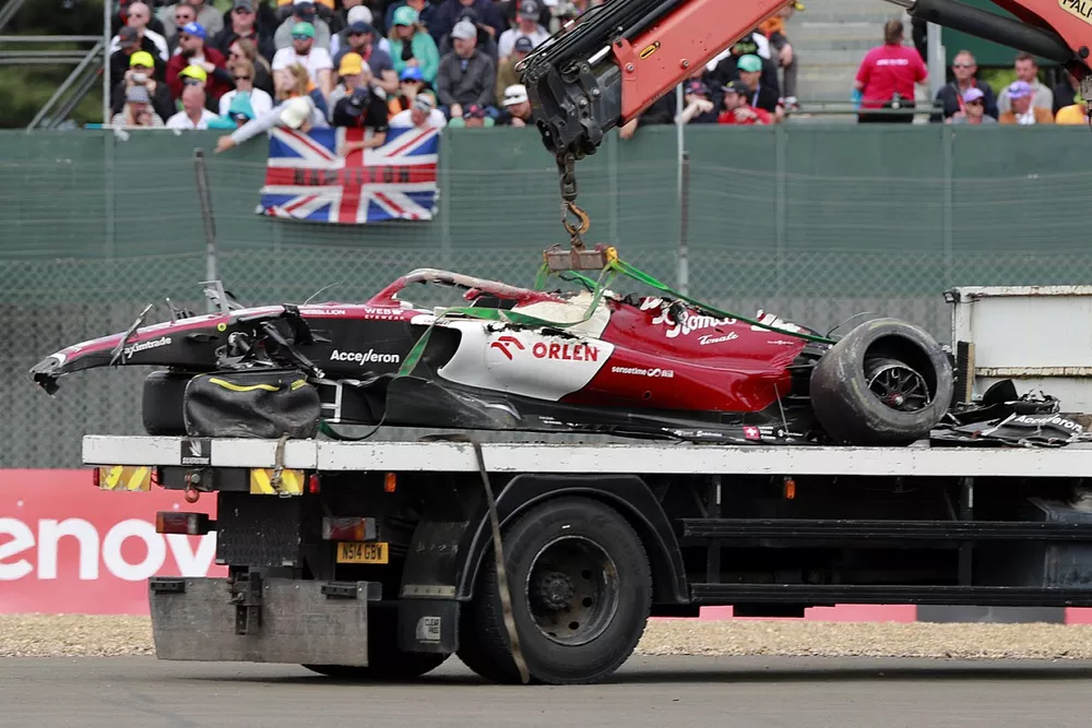 Oficiales remueven el coche da&ntilde;ado de Zhou Guanyu, Alfa Romeo C42 