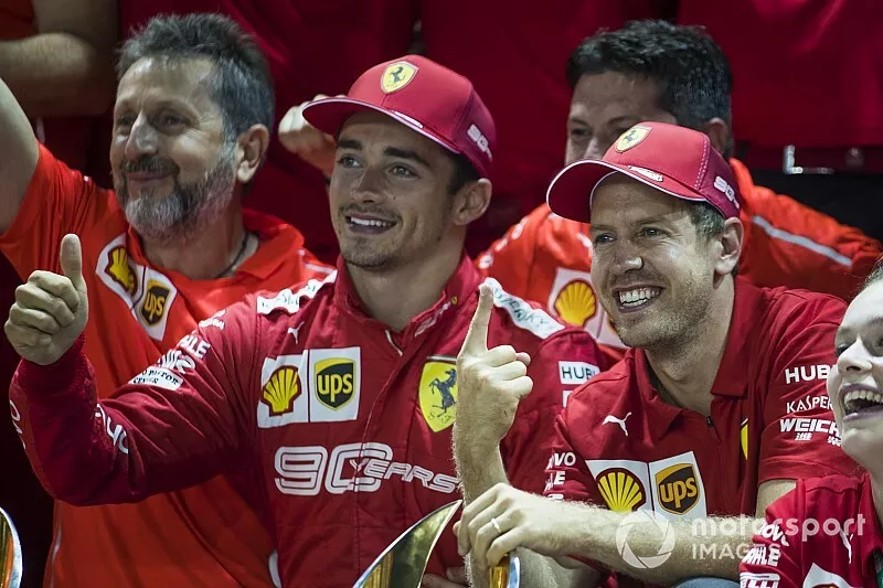 Charles Leclerc, Ferrari e il vincitore della gara Sebastian Vettel, Ferrari in posa per una foto di gruppo