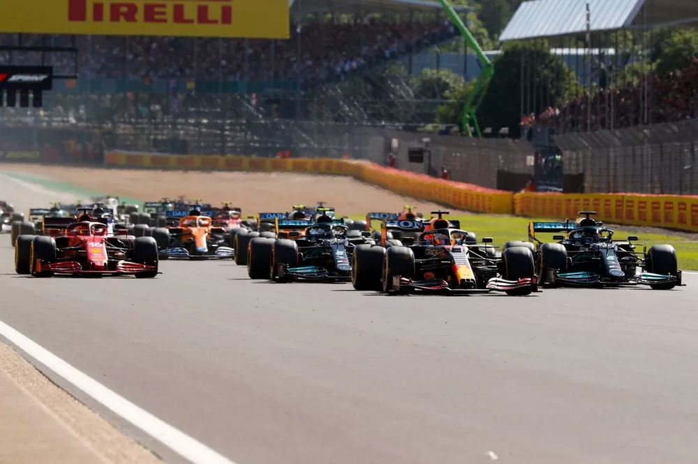 Max Verstappen, Red Bull Racing RB16B, Lewis Hamilton, Mercedes W12, Valtteri Bottas, Mercedes W12, Charles Leclerc, Ferrari SF21, and the rest of the field at the start