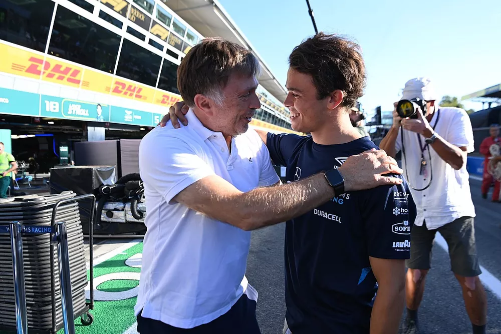 Jost Capito, director general de Williams Racing, y Nyck de Vries, de Williams Racing, celebran después de que este último consiga puntos en su debut en la F1