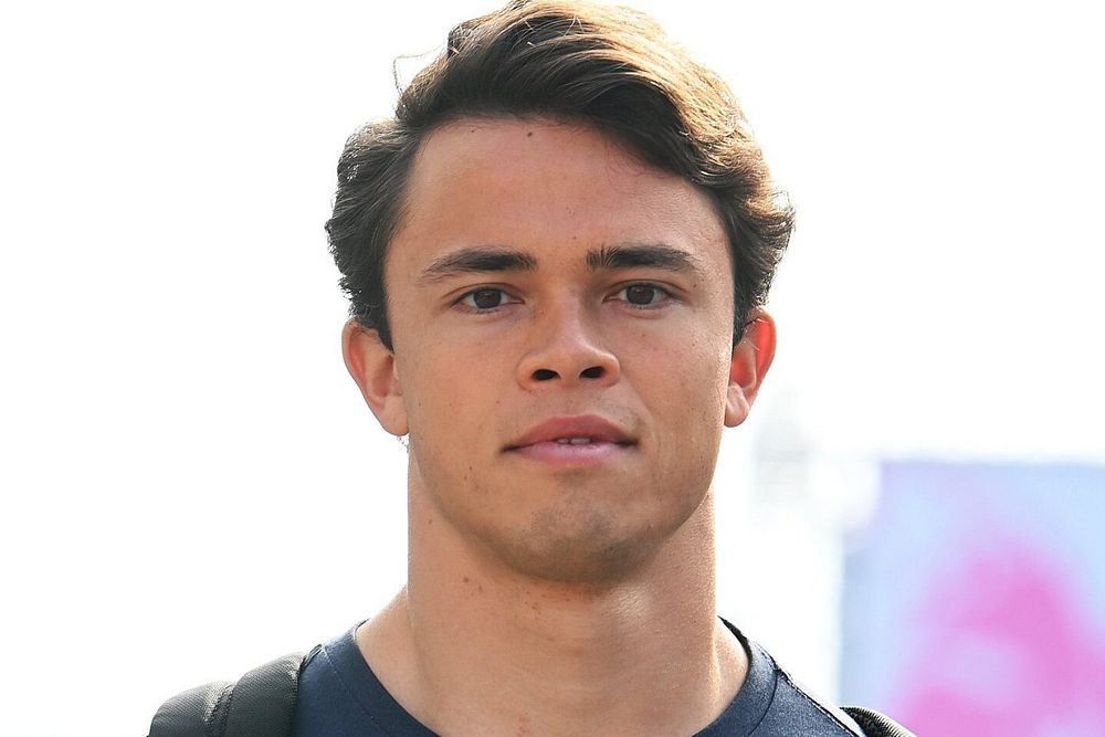 Nyck de Vries, piloto de pruebas y reserva de Mercedes AMG, llega a la pista