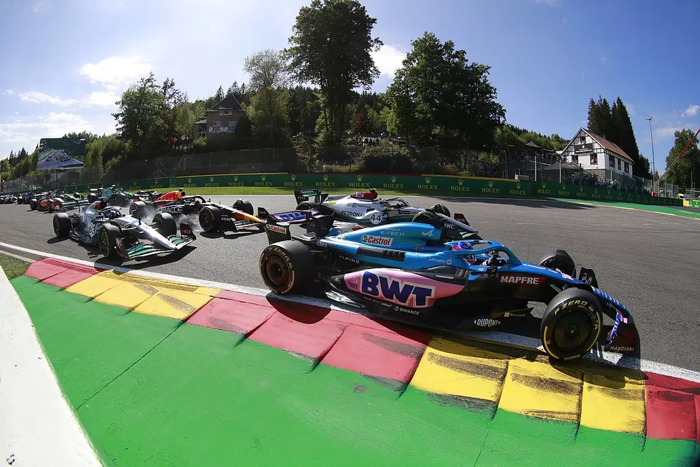 Fernando Alonso, Alpine A522, Lewis Hamilton, Mercedes W13, Sergio Perez, Red Bull Racing RB18, George Russell, Mercedes W13, et le reste des monoplaces au d&eacute;part