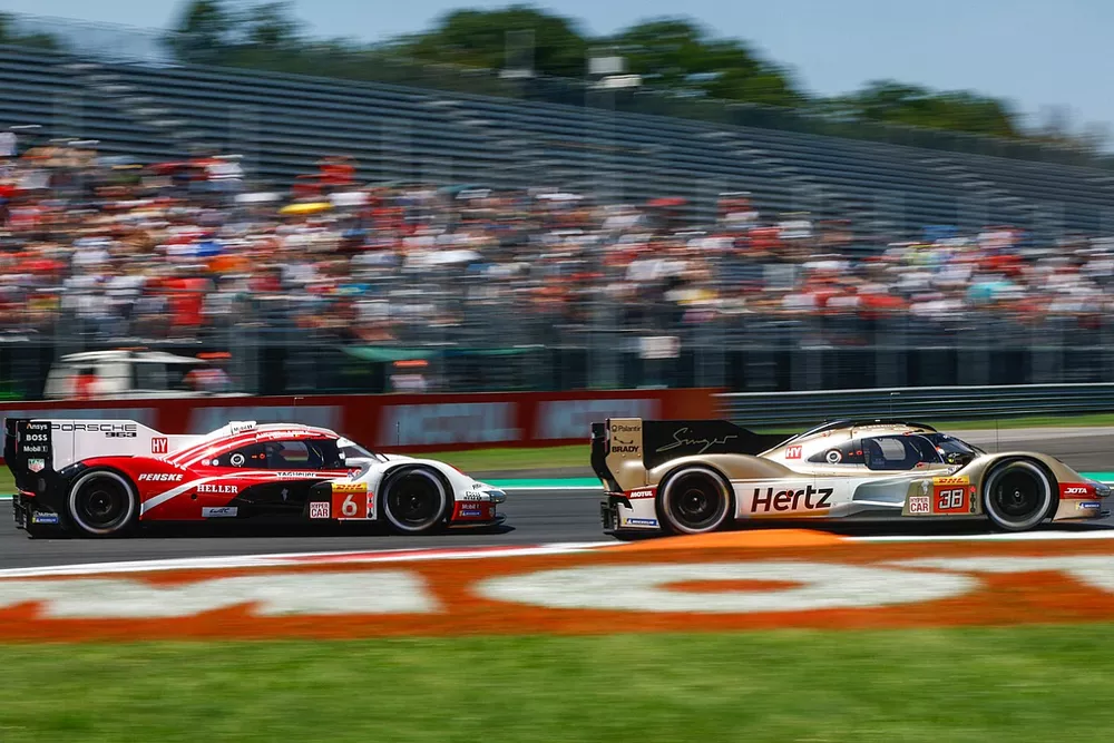 #6 Penske Motorsport Porsche 963: Kevin Estre, Andre Lotterer, Laurens Vanthoor, #38 Hertz Team Jota Porsche 963: Antonio Felix da Costa, Yifei Ye, Will Stevens