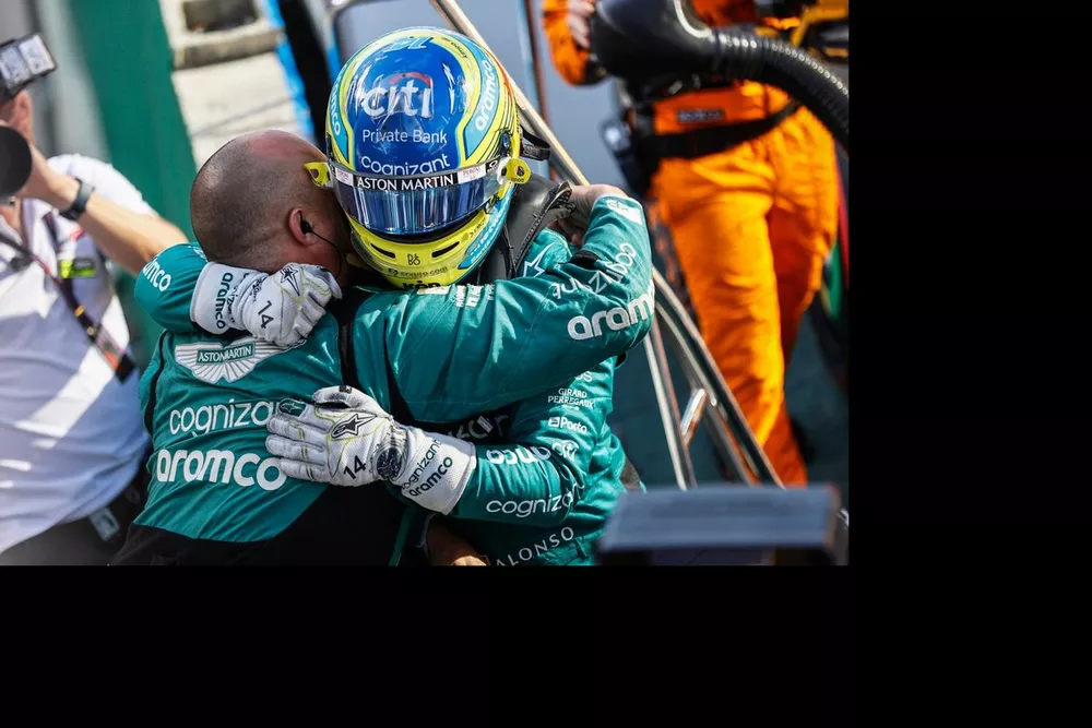 Fernando Alonso, Aston Martin F1 Team, 3ª posición, celebra con un compañero de equipo su llegada al Parc Ferme