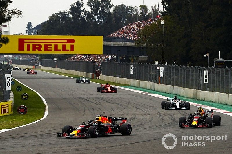 Daniel Ricciardo, Red Bull Racing RB14, leads Max Verstappen, Red Bull Racing RB14, Lewis Hamilton, Mercedes AMG F1 W09 EQ Power+, Sebastian Vettel, Ferrari SF71H, and the rest of the field to the grid on the formation lap