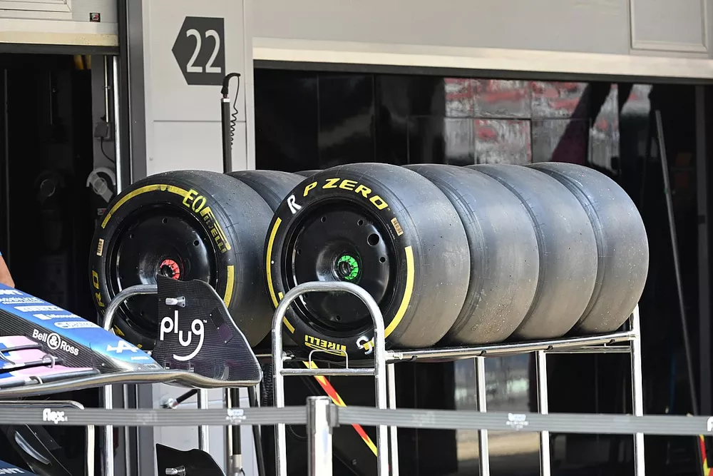 Des pneus Pirelli hors du garage Alpine