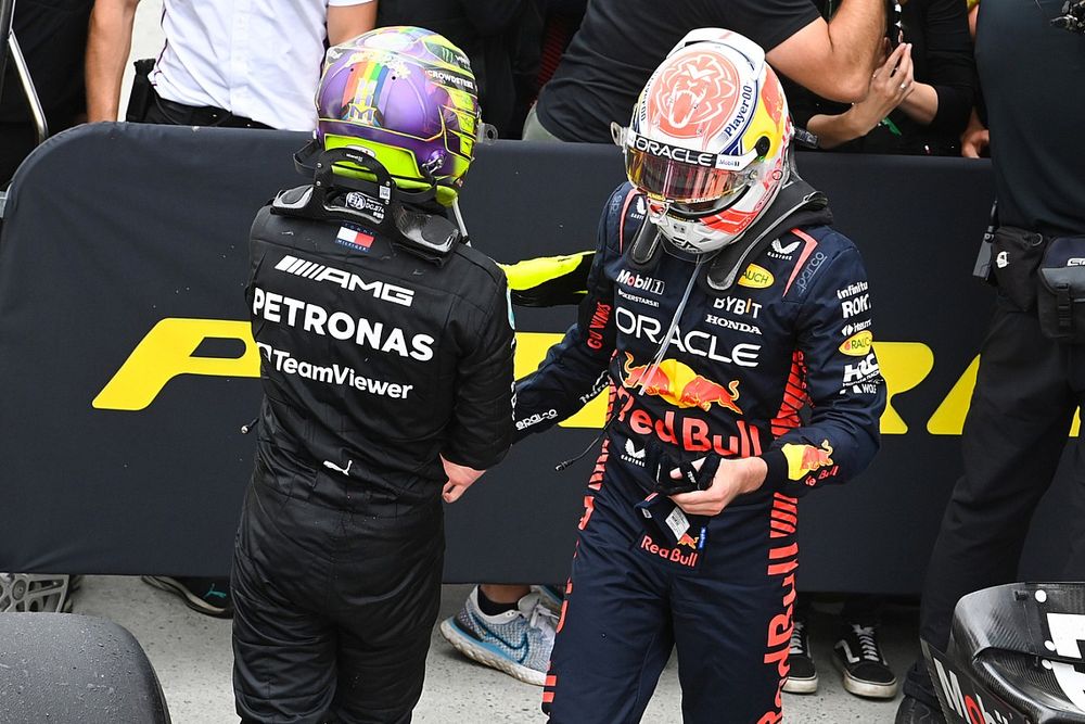 Lewis Hamilton, Mercedes-AMG, 3e positie, Max Verstappen, Red Bull Racing, 1e positie, feliciteren elkaar in Parc Ferme