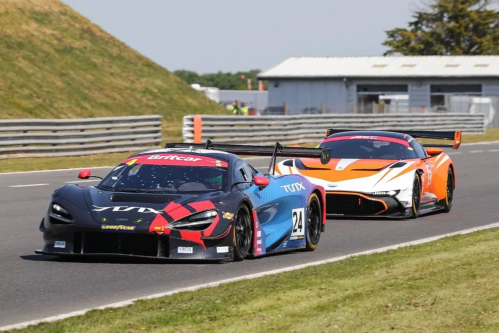 Khera_Hankey MvLaren leads the Tomkins_george Aston early on