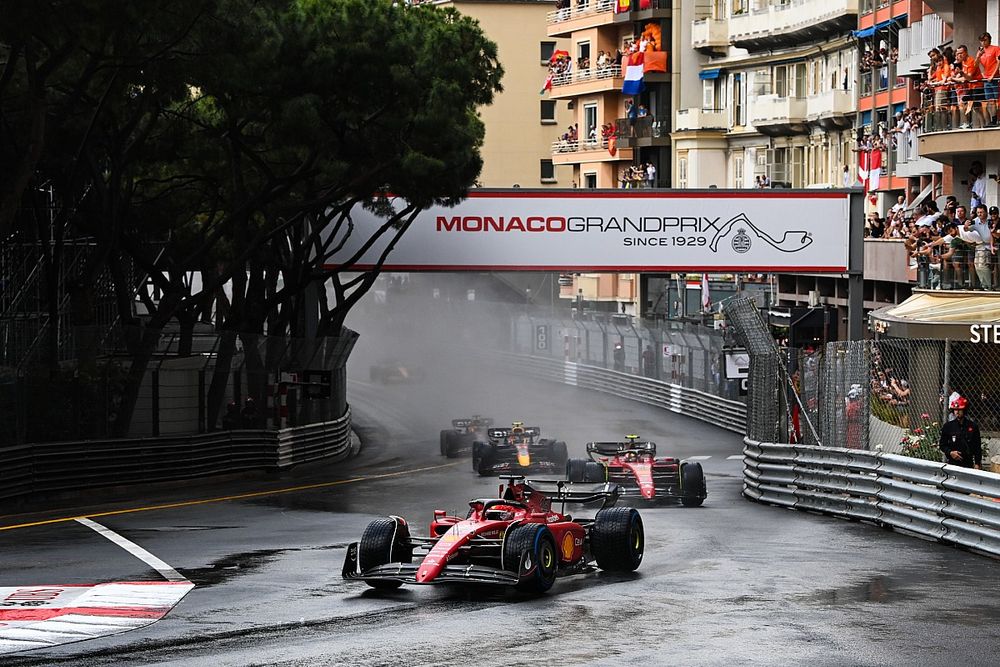 Charles Leclerc, Ferrari F1-75, Carlos Sainz, Ferrari F1-75, Sergio Perez, Red Bull Racing RB18
