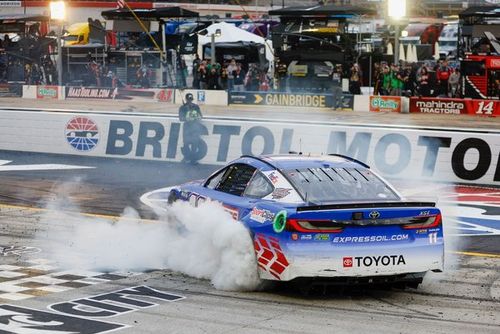 NASCAR Cup: Hamlin gana en Bristol una carrera marcada por los neum&aacute;ticos
