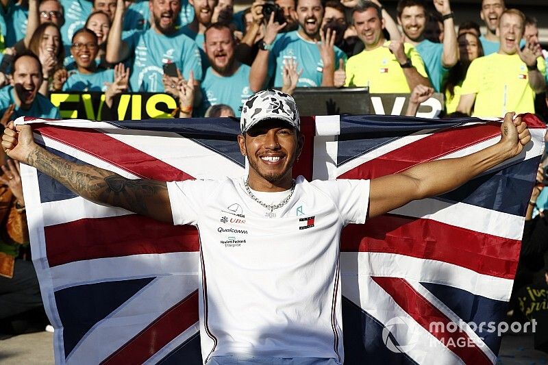 Lewis Hamilton, Mercedes AMG F1, celebra la victoria en el Campeonato del Mundo con el equipo
