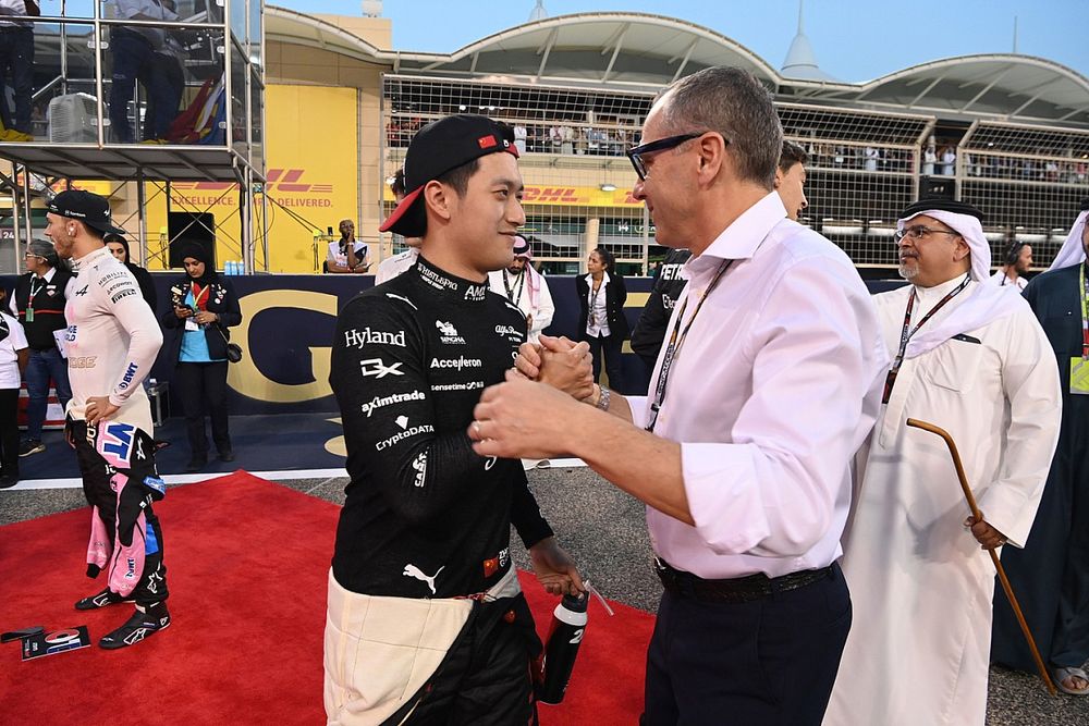 Zhou Guanyu, Alfa Romeo F1 Team, Stefano Domenicali, CEO, Fórmula 1, en la parrilla de salida