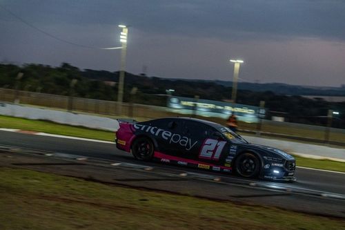 NASCAR Brasil: Camilo segura Barrichello no fim e vence 100 Milhas de Cascavel