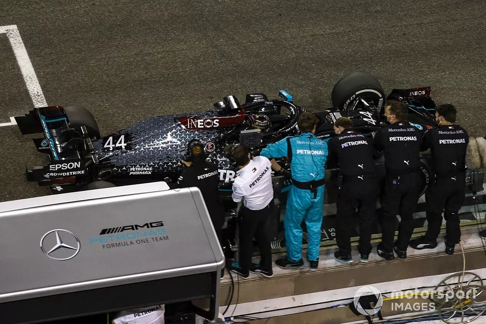 Lewis Hamilton, Mercedes F1 W11, 3&ordf; posici&oacute;n, pasa a su equipo en el muro de boxes al final de la carrera