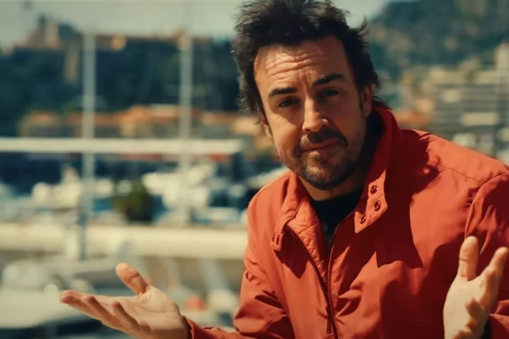 Alonso, en el videoclip de La Vuelta 2026