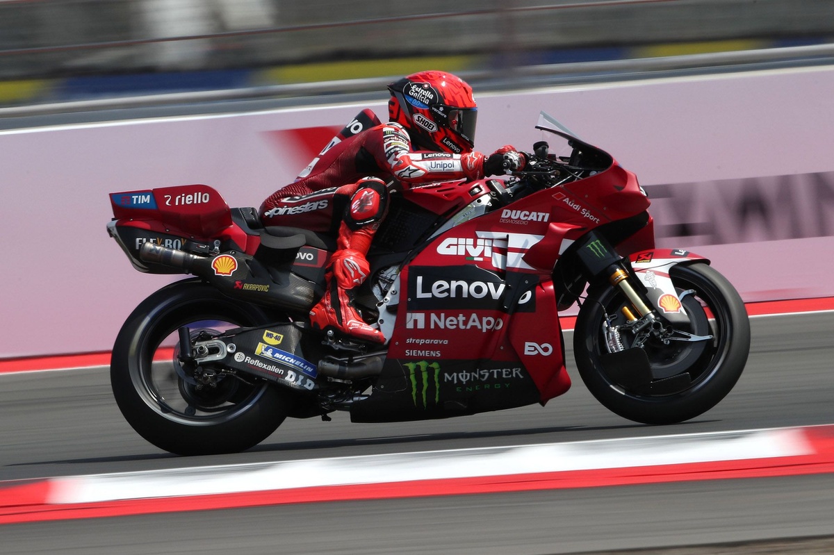 Marc Márquez vence corrida sprint e assume liderança na MotoGP