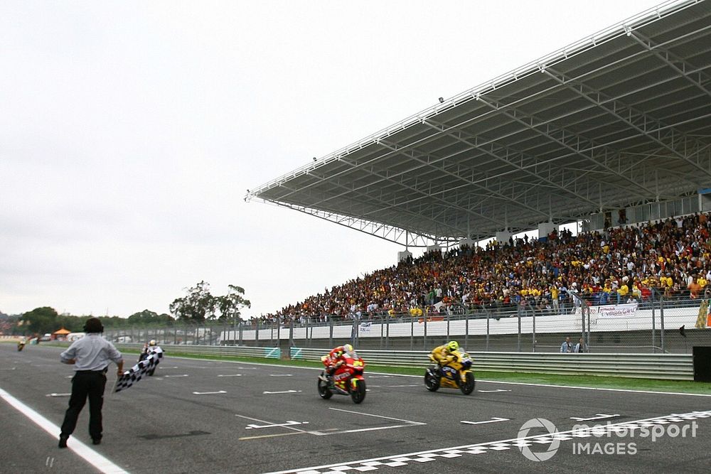 Bandera a cuadros Toni Elias, Fortuna Honda y Valentino Rossi, Yamaha