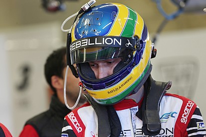 Senna bate em Silverstone e tem fratura no tornozelo