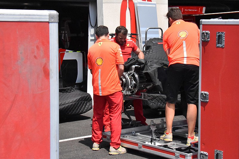 Ferrari: il cambio di scorta con la sospensione posteriore già assemblata