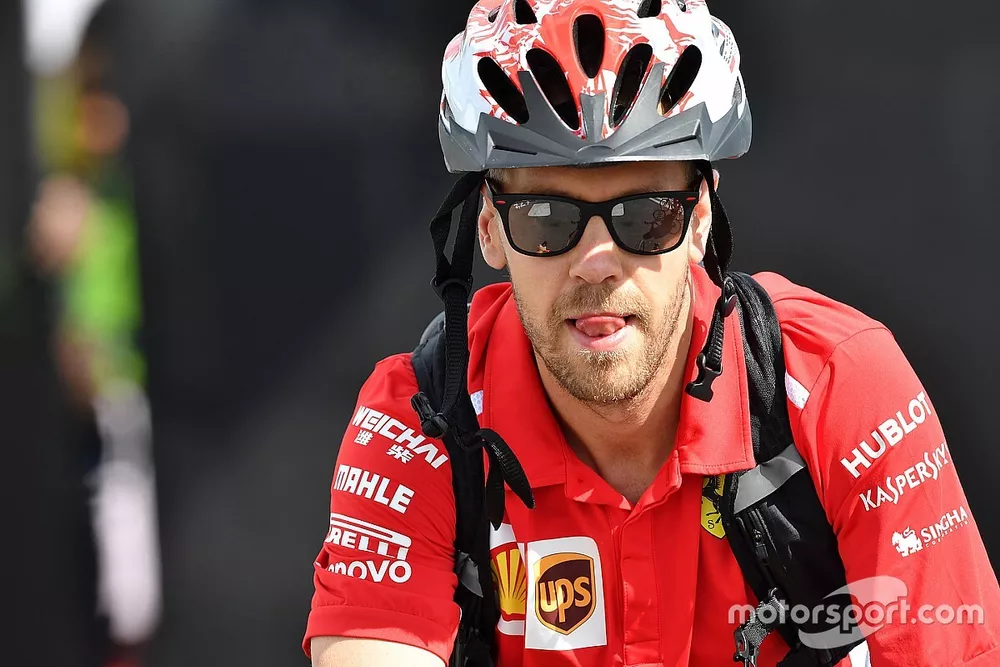 Sebastian Vettel, Ferrari en una bici