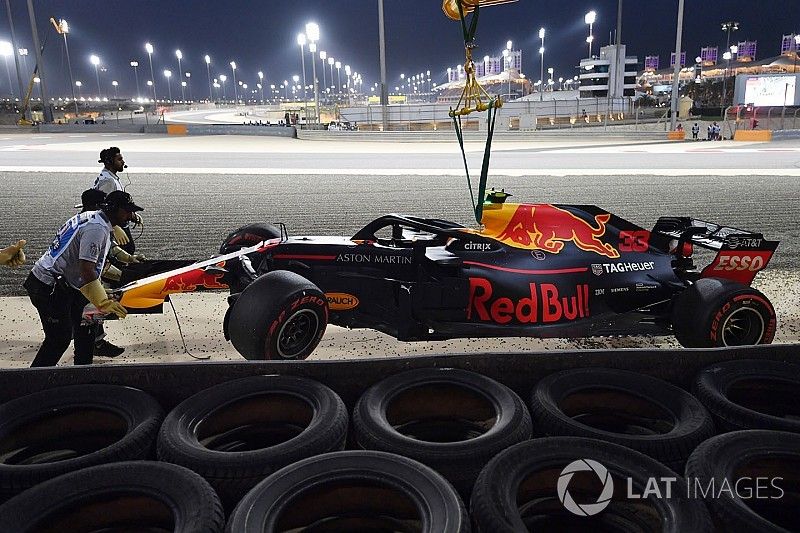El coche chocado de Max Verstappen, Red Bull Racing RB14 es removido