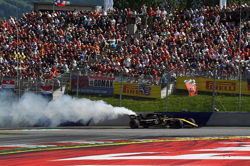 Nico Hulkenberg, Renault Sport F1 Team R.S. 18 retires from the race with a blown engine