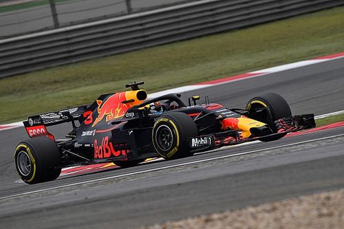 Ricciardo destaca dificuldades com pneus ultramacios