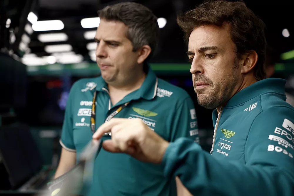 Fernando Alonso, Aston Martin F1 Team en el garaje