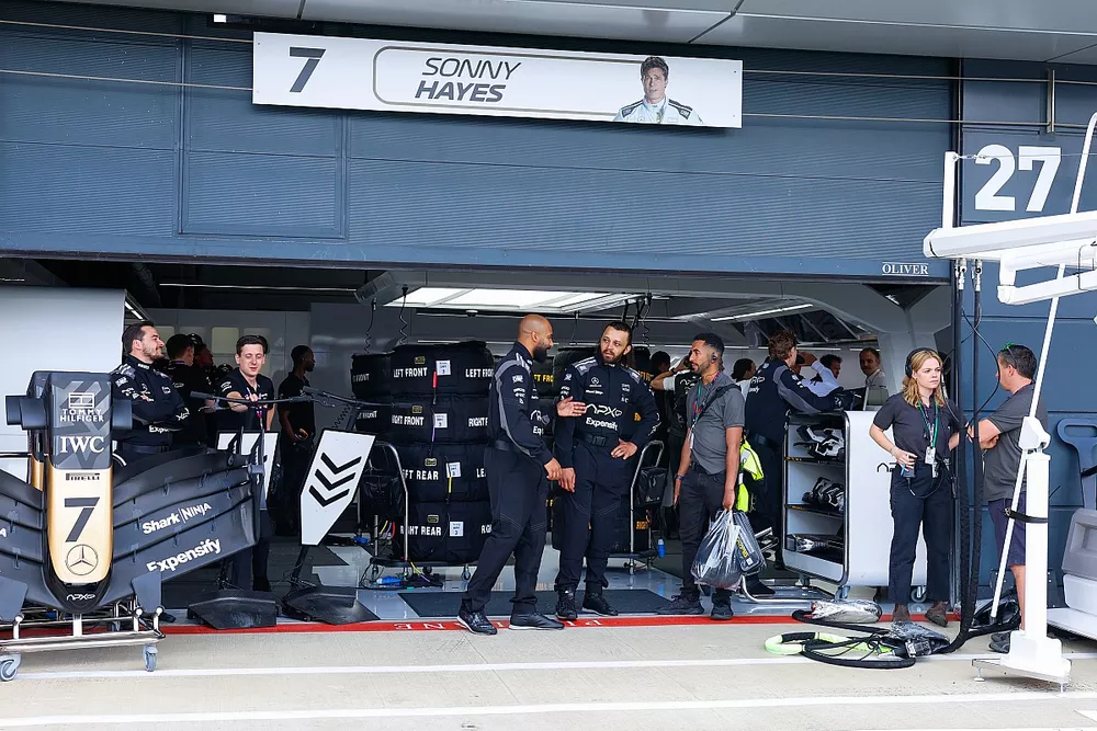 Le garage de l'&eacute;curie fictive AXP GP pour le tournage du film avec Brad Pitt