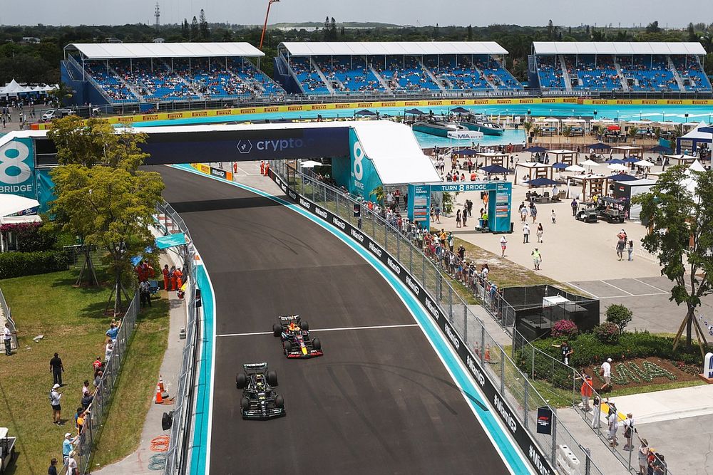 Lewis Hamilton, Mercedes F1 W14, Sergio P&eacute;rez, Red Bull Racing RB19