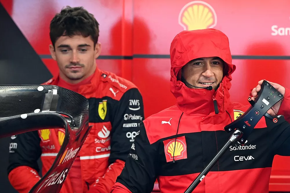 Charles Leclerc, Ferrari, y un mec&aacute;nico en el garaje de Ferrari