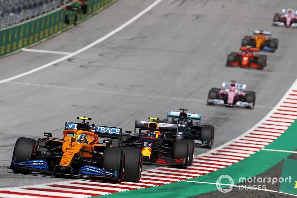 Lando Norris, McLaren MCL35 devant Alex Albon, Red Bull Racing RB16 et Lewis Hamilton, Mercedes F1 W11 EQ Performance 