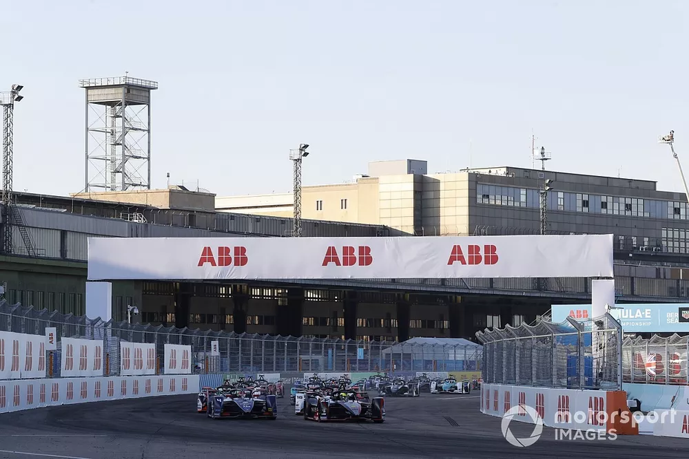 Oliver Rowland, Nissan e.Dams, Nissan IMO2 ldavanti a tutti alla partenza Robin Frijns, Envision Virgin Racing, Audi e-tron FE06 