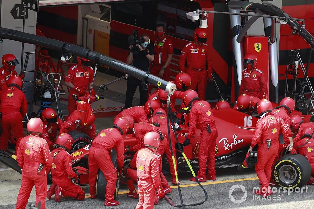Charles Leclerc, Ferrari SF1000, ai box