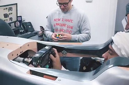 Hamilton past voor het eerst zitje van 2019-Mercedes