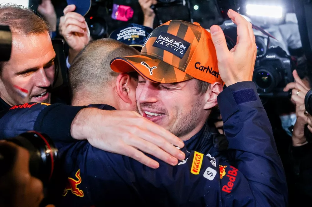 Max Verstappen, Red Bull Racing f&ecirc;te son titre avec son ing&eacute;nieur de course, Gianpiero Lambiase