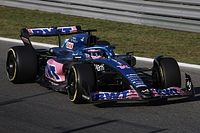 Alonso lamenta que Alpine solo cambiara motor con un coche