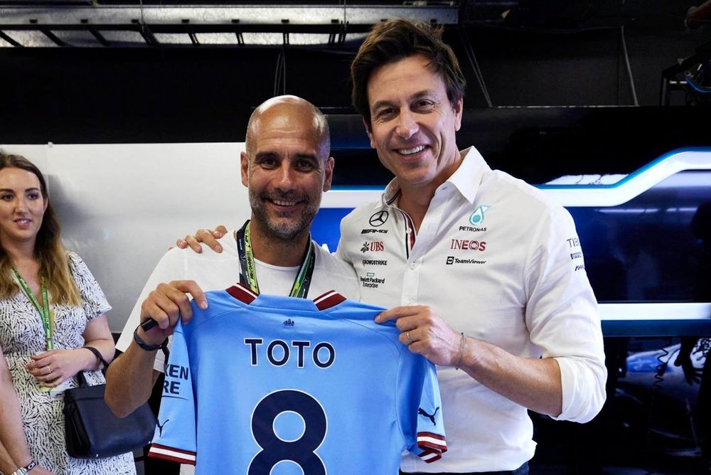 Toto Wolff, director del equipo y consejero delegado de Mercedes AMG, se reúne con el entrenador de fútbol Pep Guardiola y recibe una camiseta del Manchester City