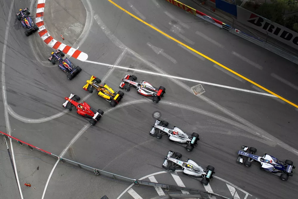 Mark Webber leidt Sebastian Vettel, Reb Bull Racing en de achtervolgers in bocht 1