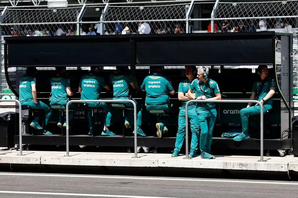 Mike Krack, director del equipo Aston Martin F1 Team, el equipo Aston Martin en el muro de boxes.