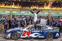 William Byron adelanta a Bubba Wallace y gana en Texas