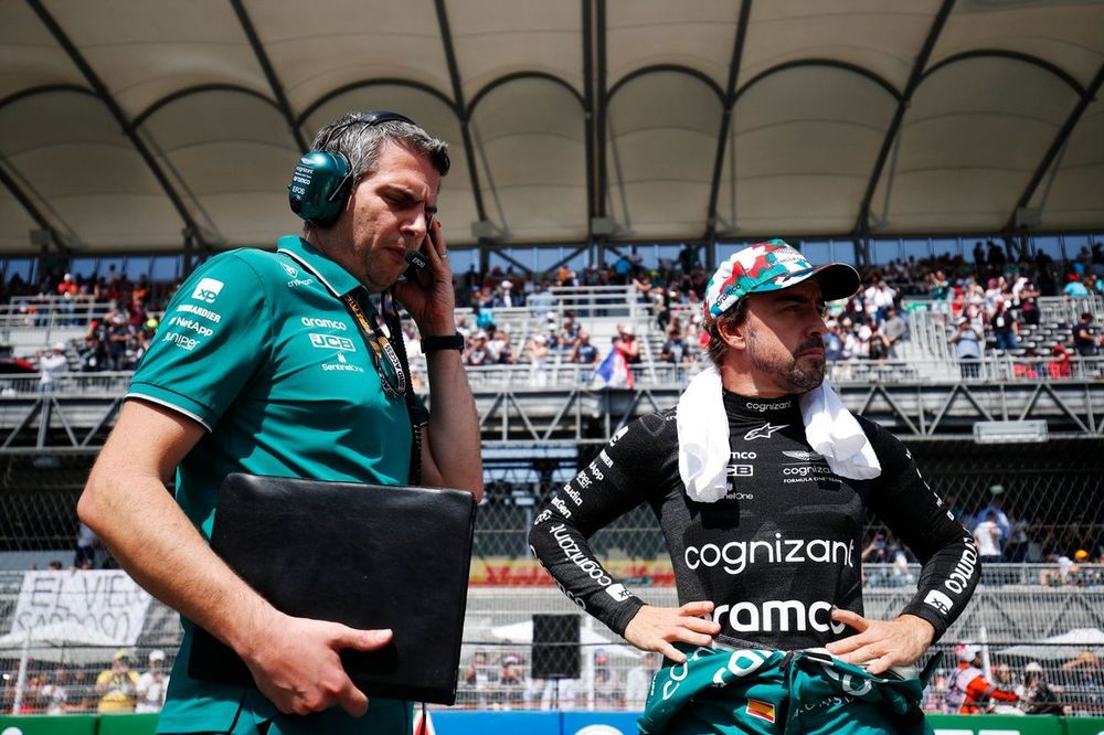 Fernando Alonso, Aston Martin F1 Team, en la parrilla con su ingeniero