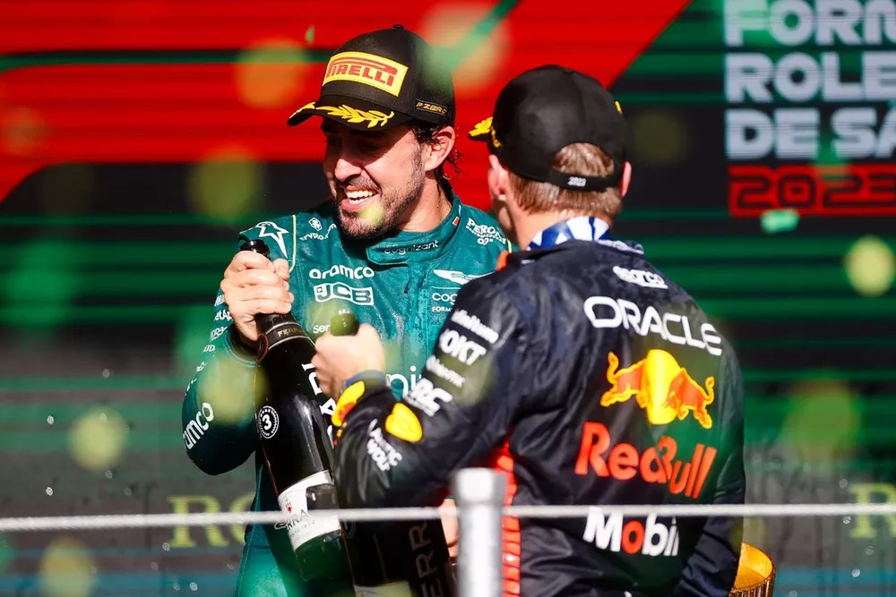 Podio: tercer lugar Fernando Alonso, Aston Martin F1 Team, ganador Max Verstappen, Red Bull Racing
