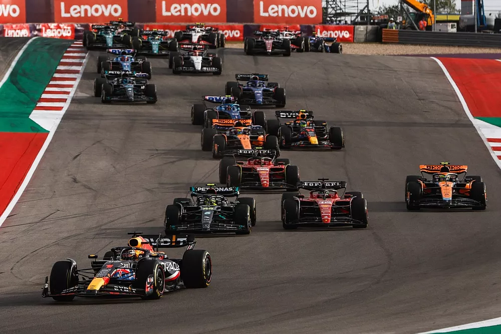 Max Verstappen, Red Bull Racing RB19, Lewis Hamilton, Mercedes F1 W14, Charles Leclerc, Ferrari SF-23, Lando Norris, McLaren MCL60, Carlos Sainz, Ferrari SF-23, el resto de la parrilla en la salida.