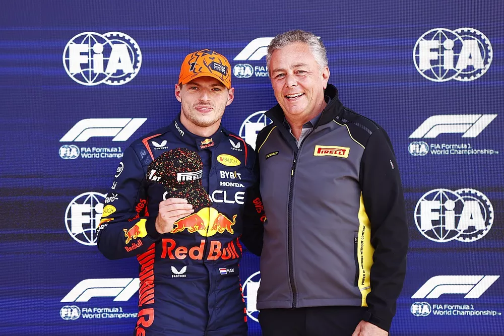 Max Verstappen, Red Bull Racing, recibe la gorra de ganador del Sprint Shootout de manos de Mario Isola, Racing Manager, Pirelli Motorsport.