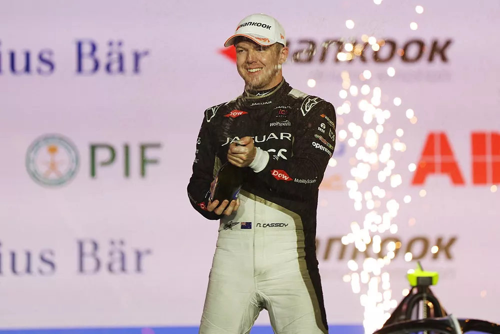 Nick Cassidy, Jaguar TCS Racing, 3e positie, viert feest op het podium