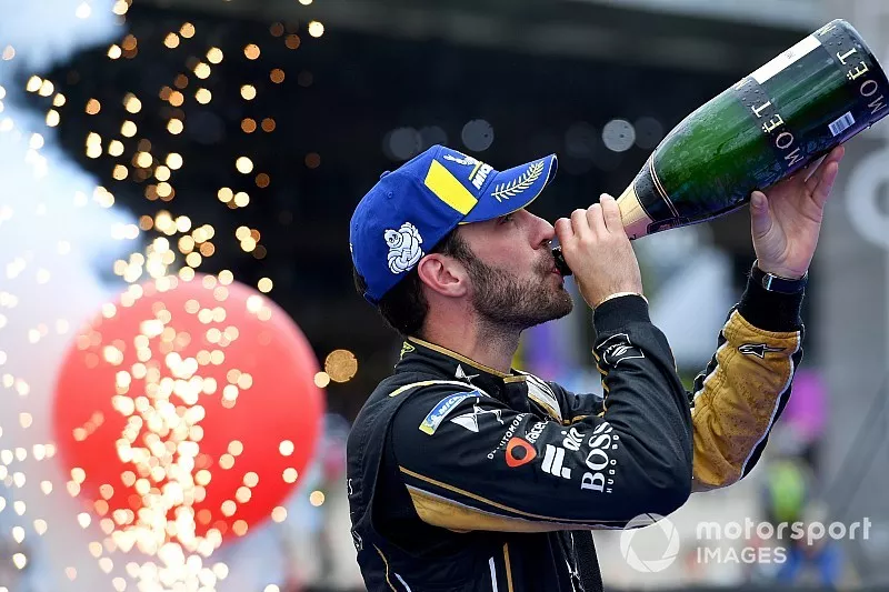 Jean-Eric Vergne, DS TECHEETAH, 3rd position, drinks champagne on the podium