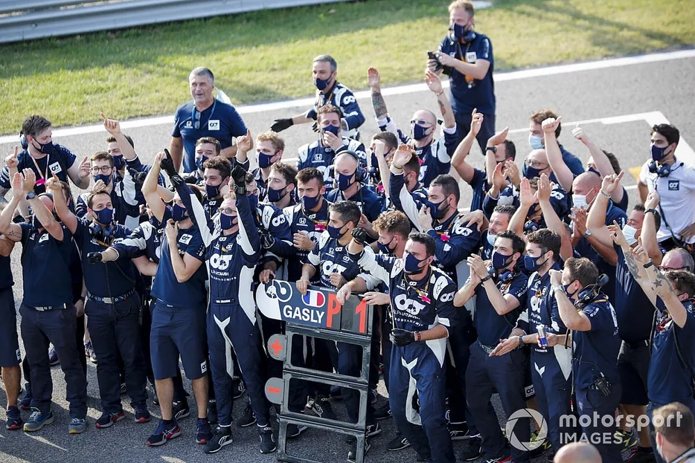 AlphaTauri mechanics waiting to congratulate Pierre Gasly, AlphaTauri in Parc Ferme